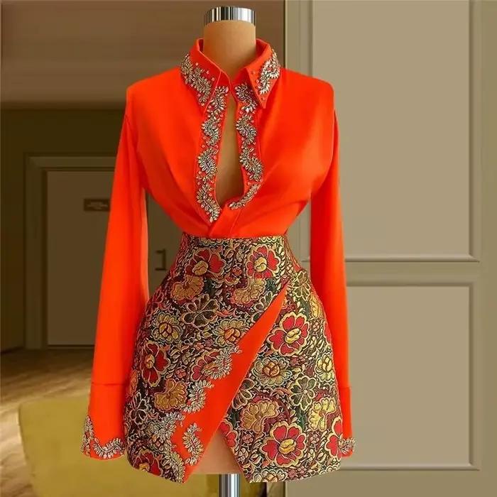 Robe de cocktail rouge, gaine, manches longues, courte, mini dentelle, zones perlées, robes ecoming,