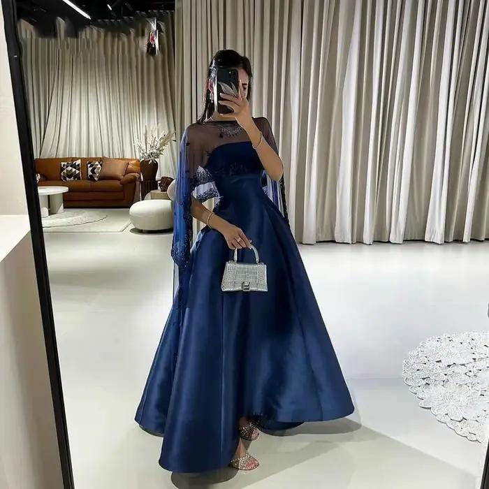 Charmantes robes de soirée bleu marine simples une ligne femmes robes de bal avec Cape balayage Trai