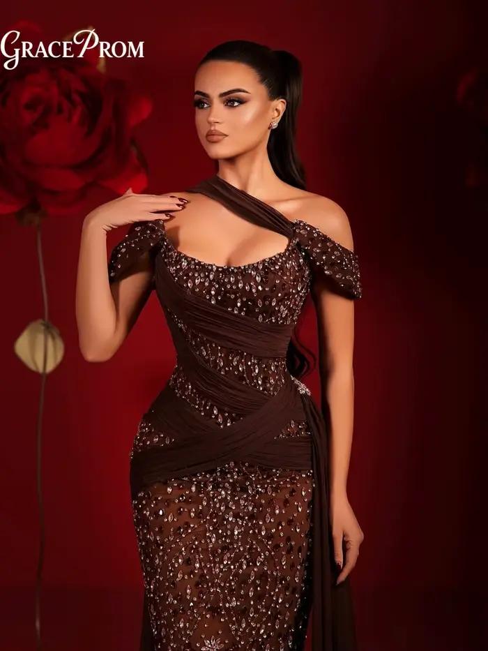 Robe longue élégante marron, opulente, à épaules dénudées, en mousseline perlée, avec traîne drapée,