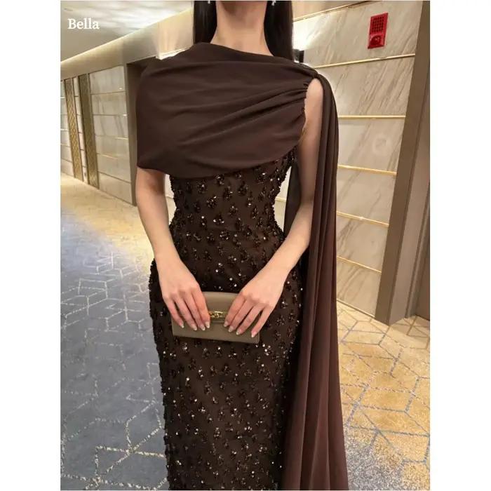 Robe de bal asymétrique marron chocolat personnalisée Bella, ornée de sequins et de perles, avec cap