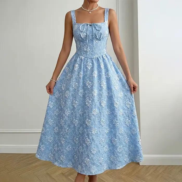 Robe mi-longue à col halter, nouvelle collection été 2026. Une élégante robe pour femme sans manches