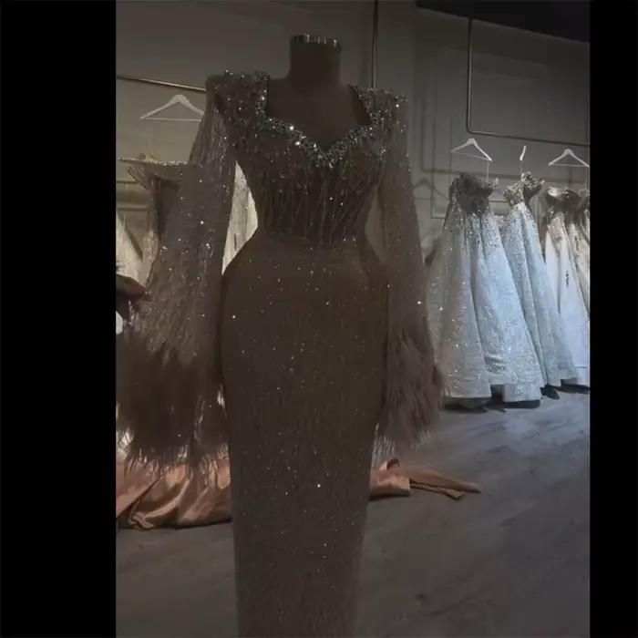Serene Hill – robe de soirée arabe personnalisée, couleur chair, perles, avec poignets en plumes et 