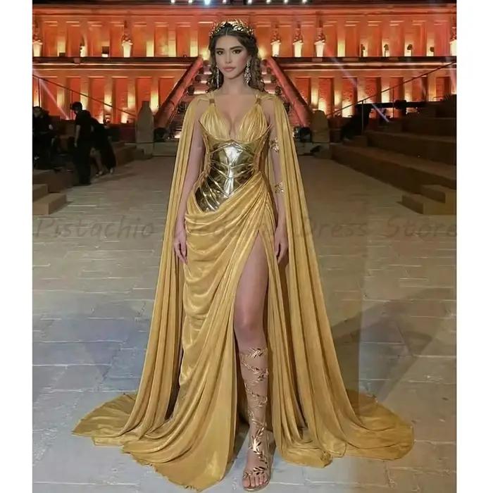 Robe de soirée dorée avec corset métallique, fente haute, drapée, longue, avec cape amovible pour le