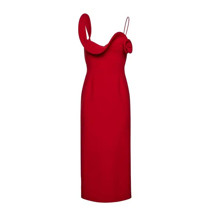 Robe mi-longue rouge élégante avec décolleté asymétrique et détails floraux – Robe de soirée sophist