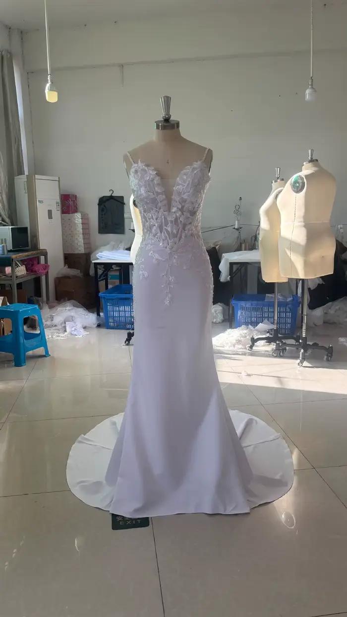 Robe de mariée à bretelles, coupe cintrée et amincissante, dentelle en Satin français, voile d'extér