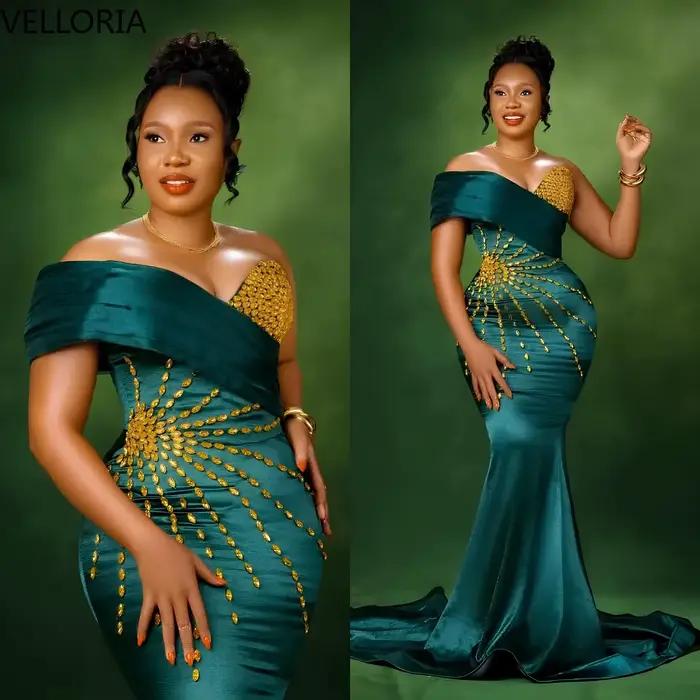 Robe de soirée sirène africaine vert émeraude, épaules dénudées, perles dorées, moulante, robe forme