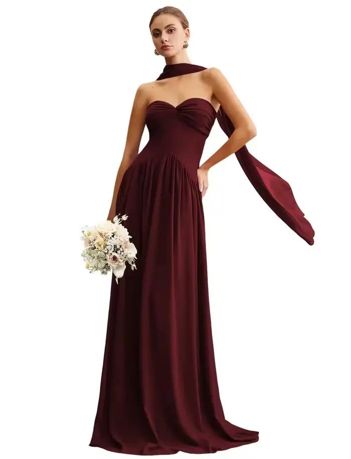 Robe longue en mousseline de couleur terre cuite, épaules dénudées, décolleté cœur torsadé avec écha