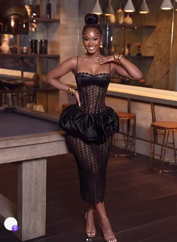 Robe de soirée cocktail sirène longueur thé noire, avec péplum, bretelles spaghetti, dentelle, balei