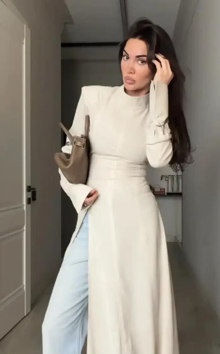 Robe longue élégante pour femme à col montant et manches longues, avec fente à la taille pour un eff