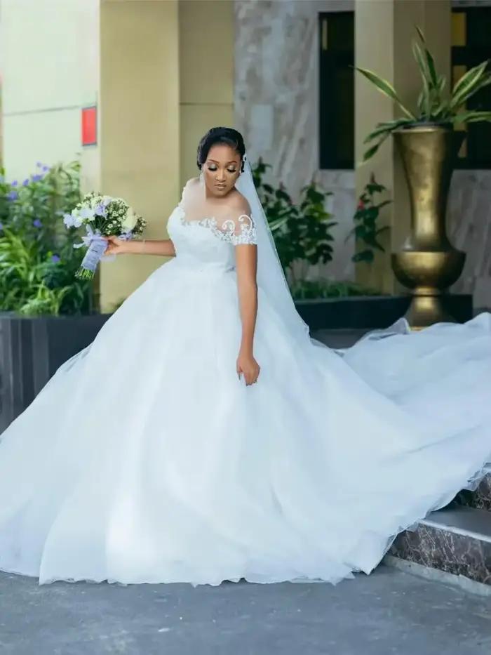 Robes de mariée personnalisées à manches courtes pour mariée, col rond transparent, avec des Appliqu