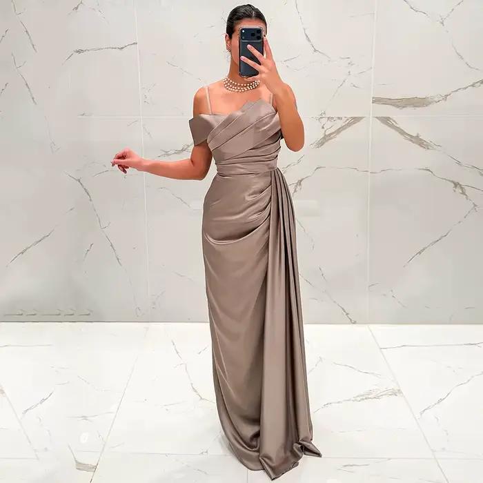 Robe de soirée chic champagne drapée à épaules dénudées, coupe droite, longue, avec traîne à la tail