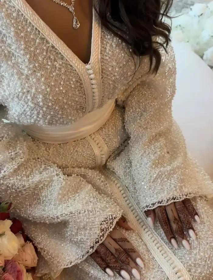 Caftan personnalisé moderne 2026 perles robe de bal simplement col en v Satin dubaï robes de soirée 