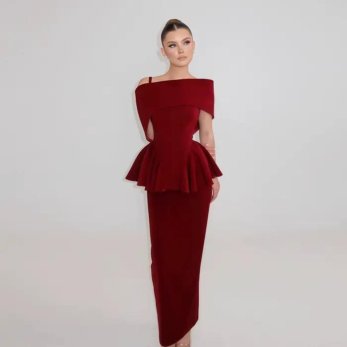 Robe de soirée élégante Sharon Said Dubai, rouge bordeaux, coupe fourreau, épaules dénudées, taille 