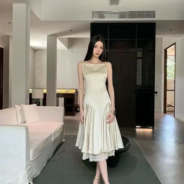 Robe en dentelle, nouvelle collection Printemps-Été 2026, élégante et raffinée, mi-longue, simple et