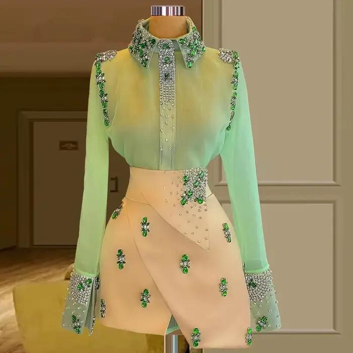 Robe de cocktail vert citron, gaine manches longues, courte, mini mousseline de soie, zones perlées,