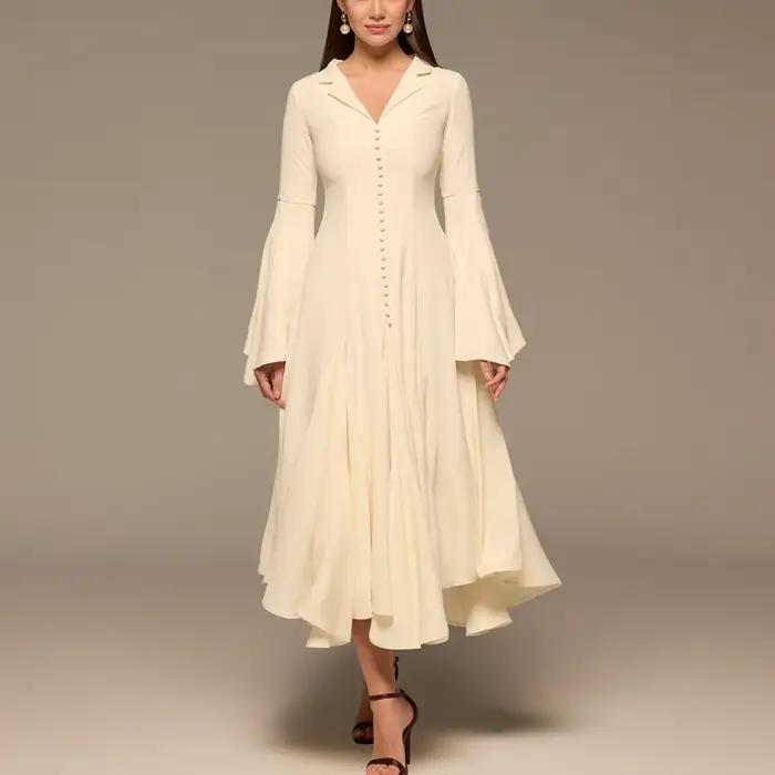 Robe de soirée élégante en satin beige, coupe trapèze, manches longues, boutonnée, longueur ras du s