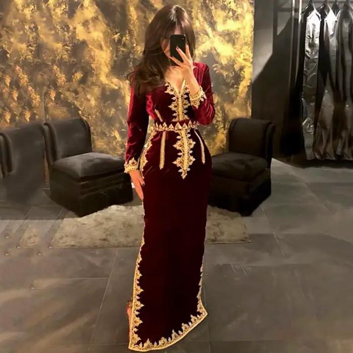 Robes de soirée formelles caftan marocain sirène col en V bordeaux 2026 en velours avec appliques de