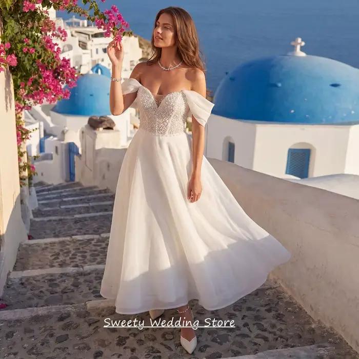 Robe de mariée civile personnalisée, épaules dénudées, décolleté cœur, ornée de sequins et de perles