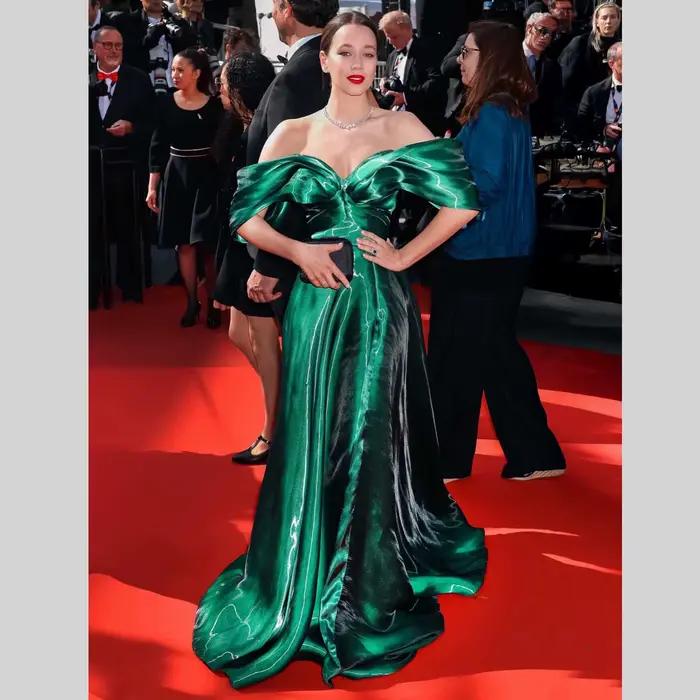 Robe de soirée vert émeraude brillant à épaules dénudées, corsage plissé en satin, robe de cérémonie