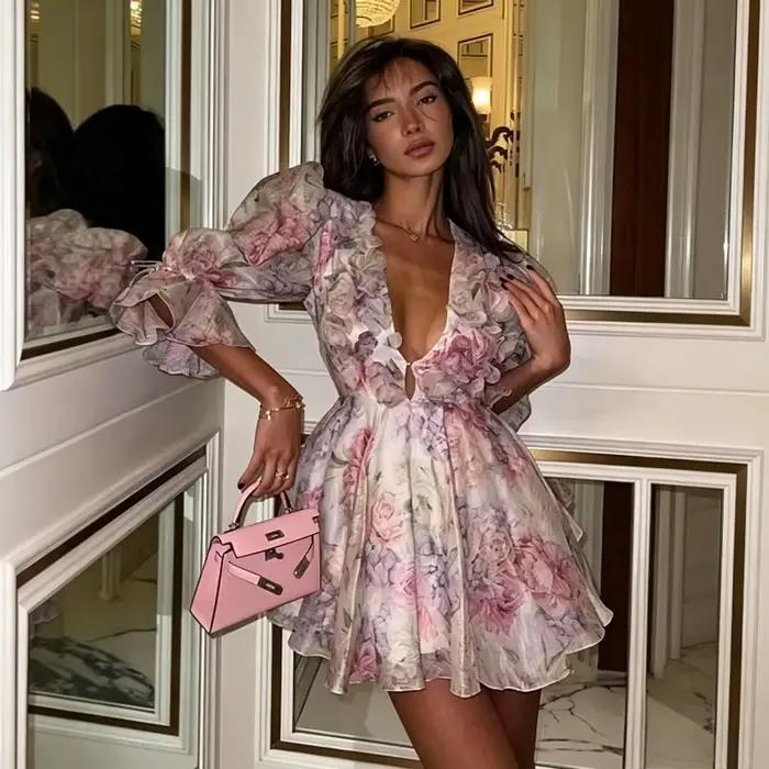 Robe Courte Chic à Col Plongeant Floral, Manches Bouffantes, Appliques Florales 3D, Poignets à Nouer