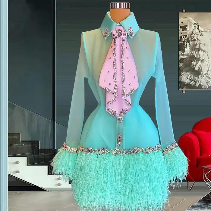 Robe de cocktail turquoise à manches longues, gaine, courte, mini tulle, perles, zones de plumes, ro