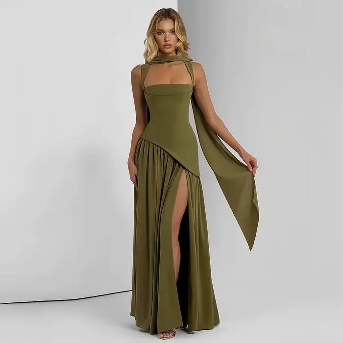 Robe de soirée vert émeraude Sharon Said Dubai Elgangt sans bretelles avec ceinture à la taille et f