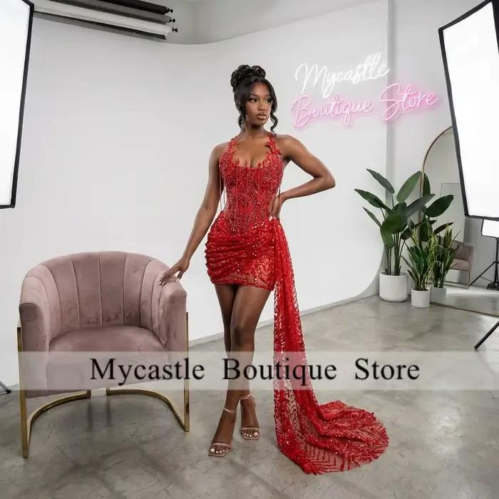 Robe de soirée chic rouge à col licou, ornée de perles, froncée, mini, asymétrique avec traîne latér