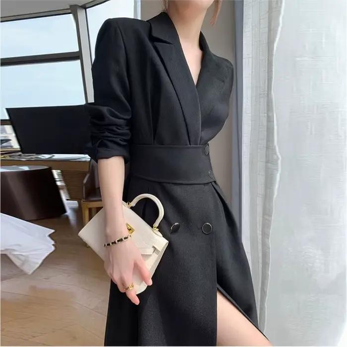 Une robe noire à manches longues qui est amincissante et élégante