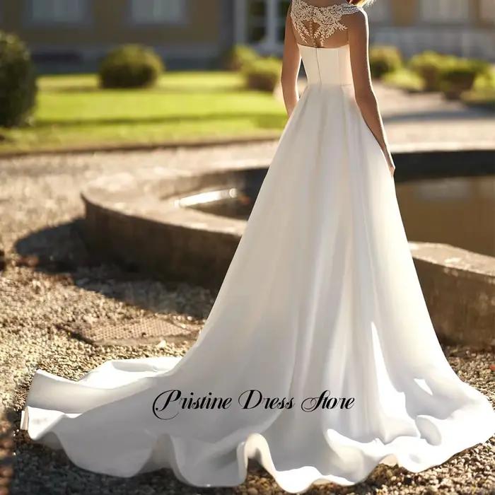 Robe de mariée moderne en satin coupe A-line pour la mariée