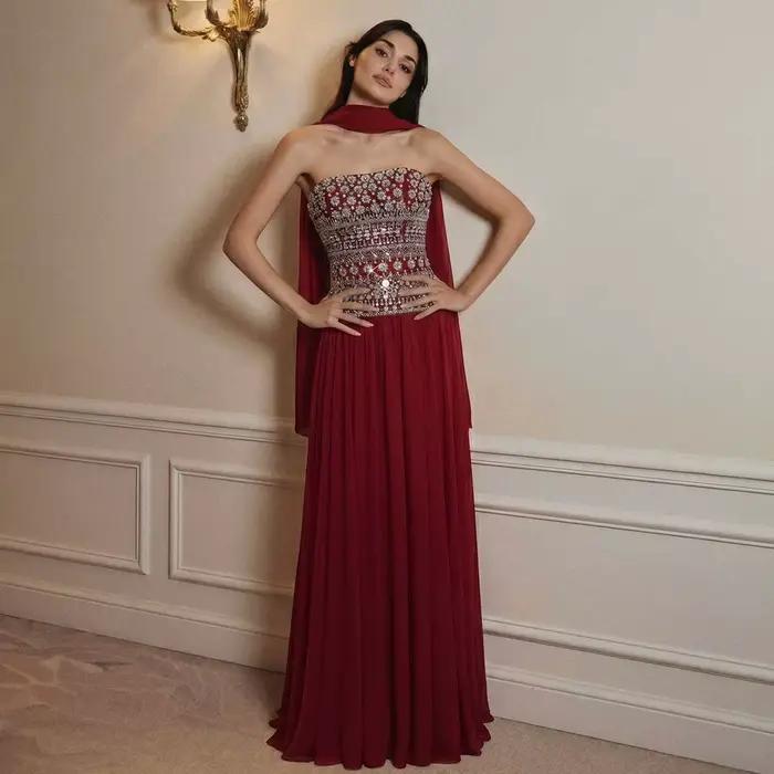 Robe de soirée dos nu Sharon Said Dubai rouge bordeaux avec écharpe en mousseline perlée شارون سعيد