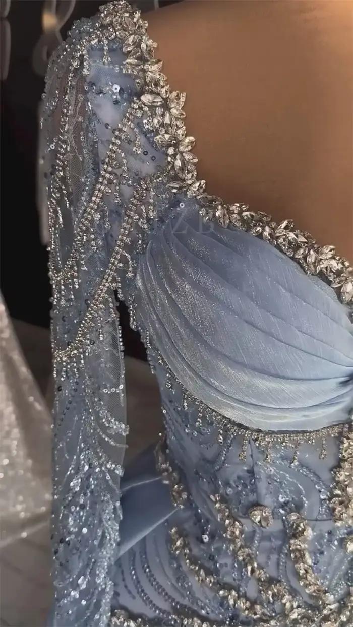 Robe de soirée bleue à perles