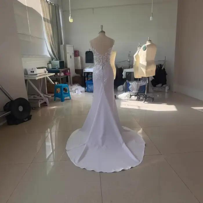 Robe de mariée classique en satin français avec dentelle et voile pour femmes, coupe cintrée et amincissante, idéale pour les mariages et événements spéciaux ```