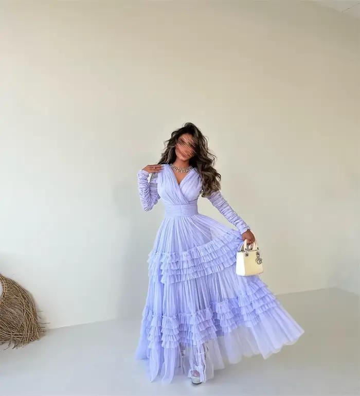 Robe de soirée en tulle à manches longues et col en V