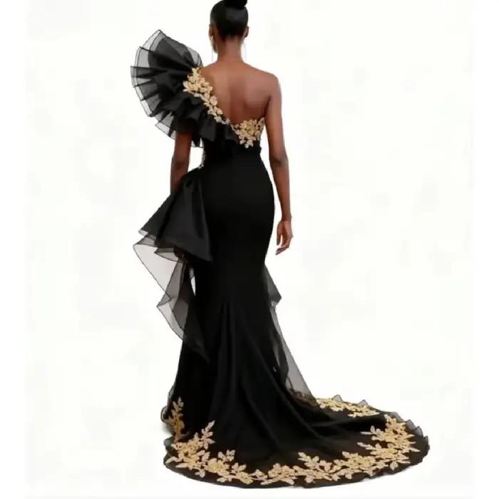 Robe de soirée noire asymétrique épaule dénudée