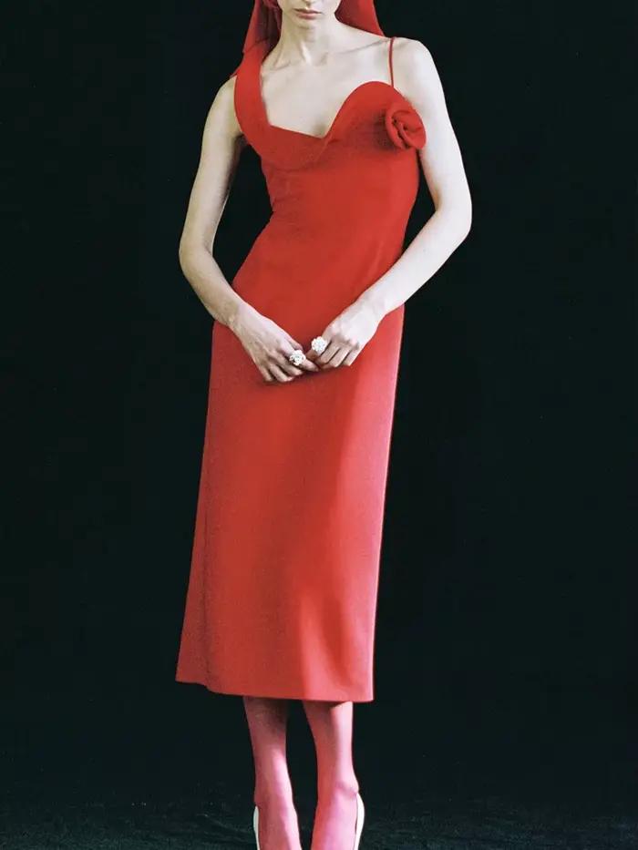 Robe mi-longue rouge élégante avec décolleté asymétrique et détails floraux