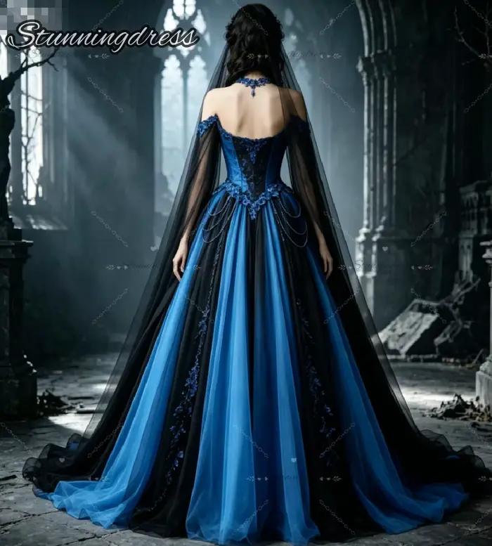 Robe de mariée gothique bleu-noir romantique sombre avec manches cape