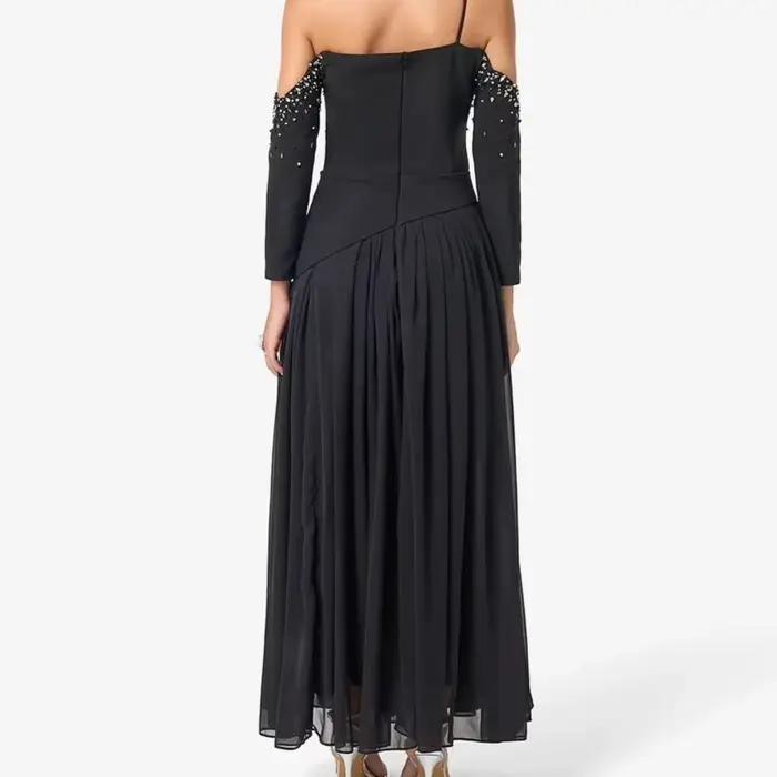 Robe de cocktail avec décolleté asymétrique épaules dénudées