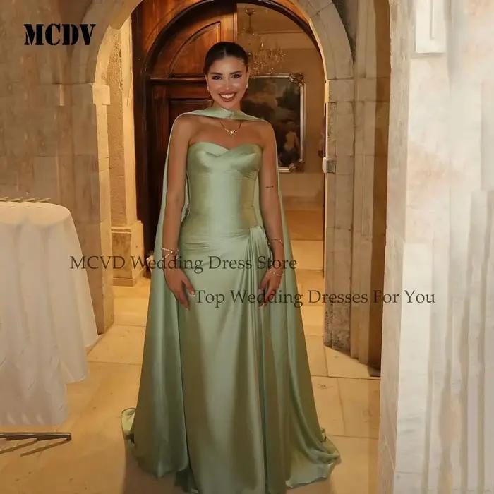 Robe de bal élégante vert olive avec cape