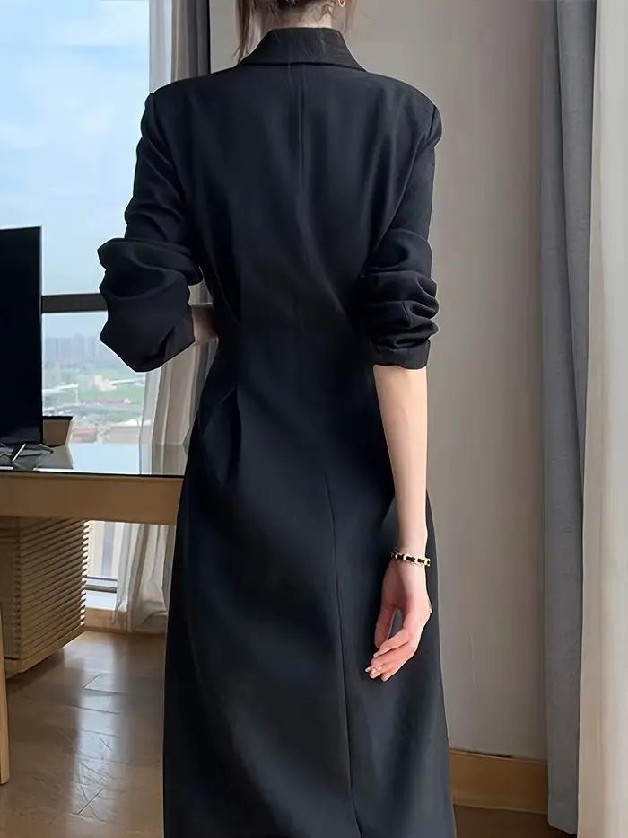 Une robe noire à manches longues qui est amincissante et élégante