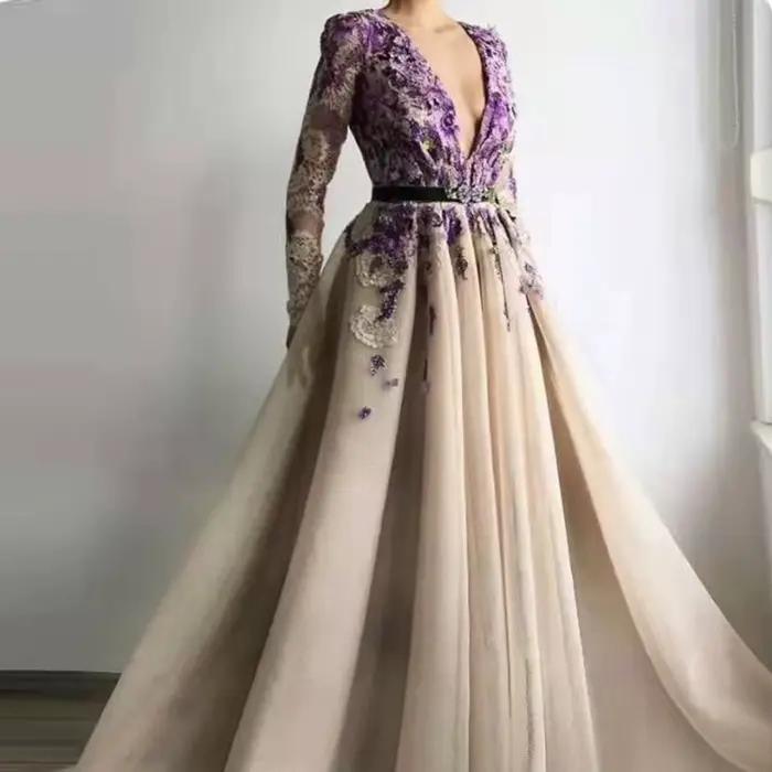 Robe de RhA-ligne en dentelle avec appliques violettes