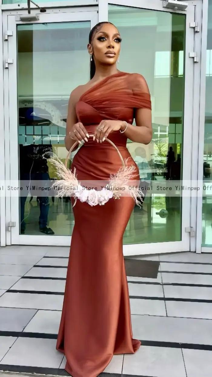 Auburn sirène robes de demoiselle d'honneur une épaule longueur de plancher lace jusqu'à l'Afrique sans bretelles satin