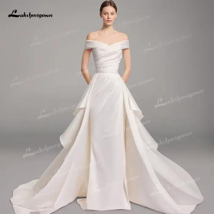 Robe de mariée moderne en satin drapée
