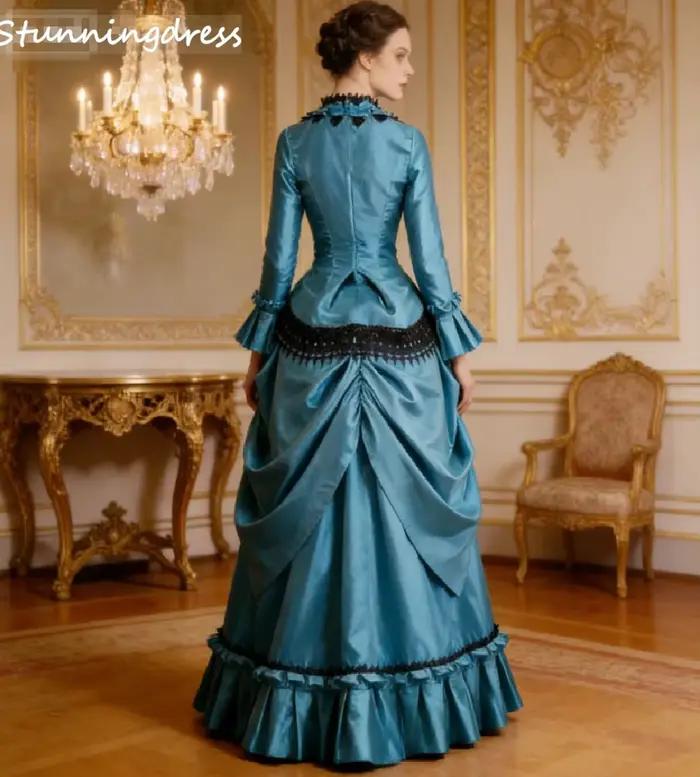 Robe de soirée bustle bleu sarcelle à la française des années 1880 avec manches cloche en dentelle noire et volants