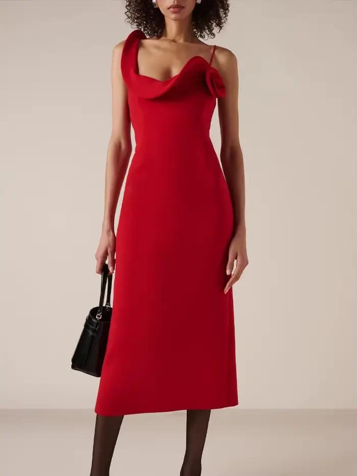 Robe mi-longue rouge élégante avec décolleté asymétrique et détails floraux