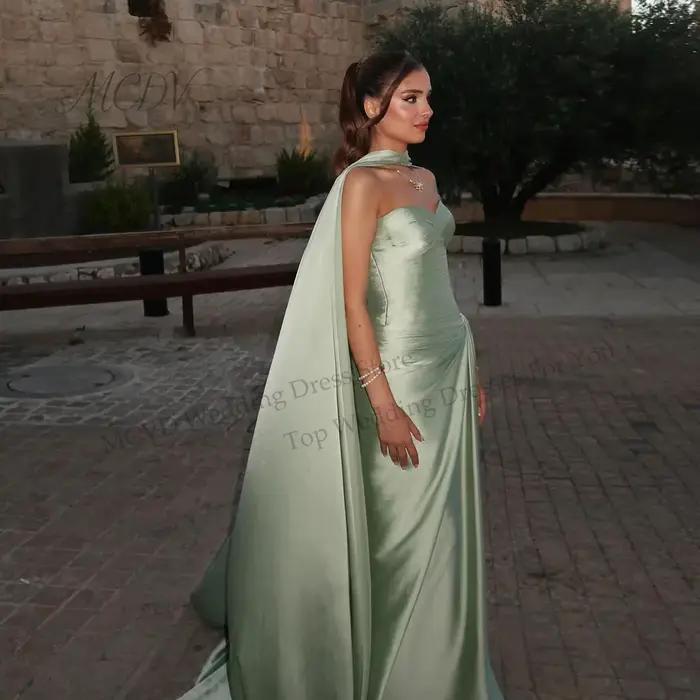 Robe de bal élégante vert olive avec cape