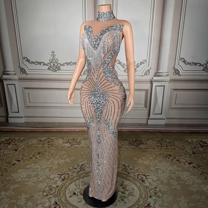 Robe de soirée argentée à col montant
