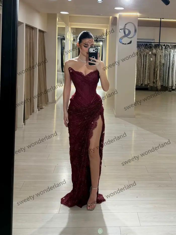 Robe de soirée rouge foncé bustier plissée en dentelle