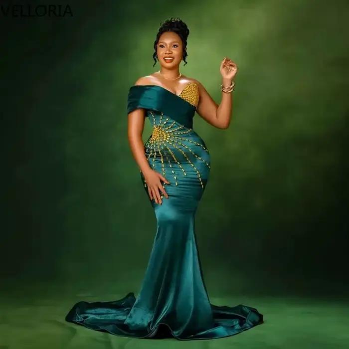 Robe sirène africaine vert émeraude sans manches épaules dénudées perles dorées cristal mariage bal de promo soirée officielle
