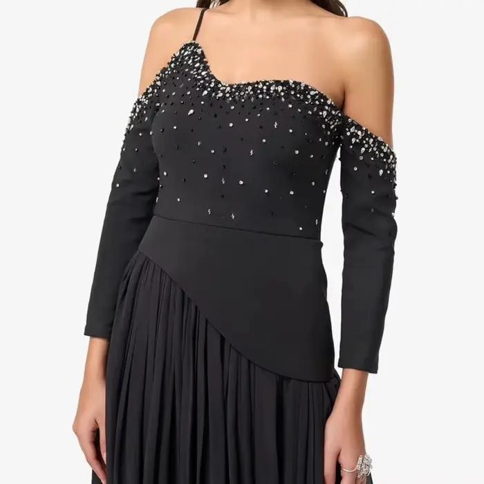Robe de cocktail avec décolleté asymétrique épaules dénudées