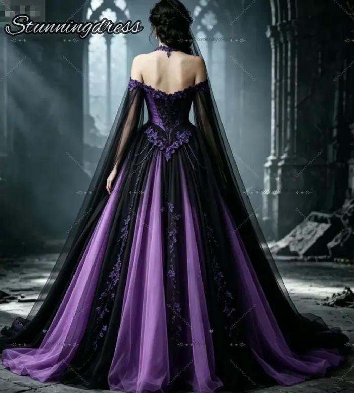 Robe de mariée gothique bleu-noir romantique sombre avec manches cape